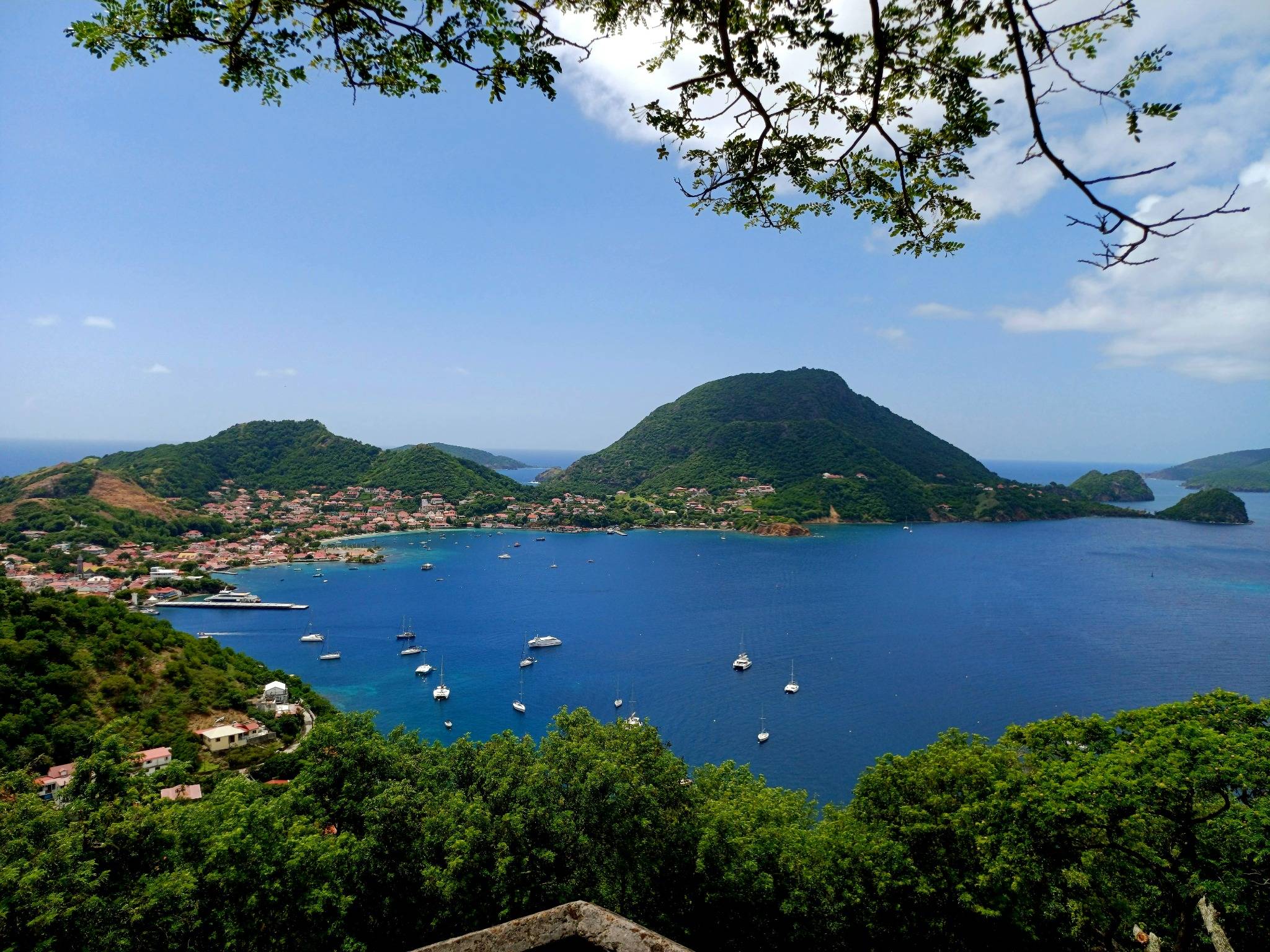 Vue panoramique de la baie des Saintes à Terre-de-Haut, Fort Napoléon et eaux turquoise